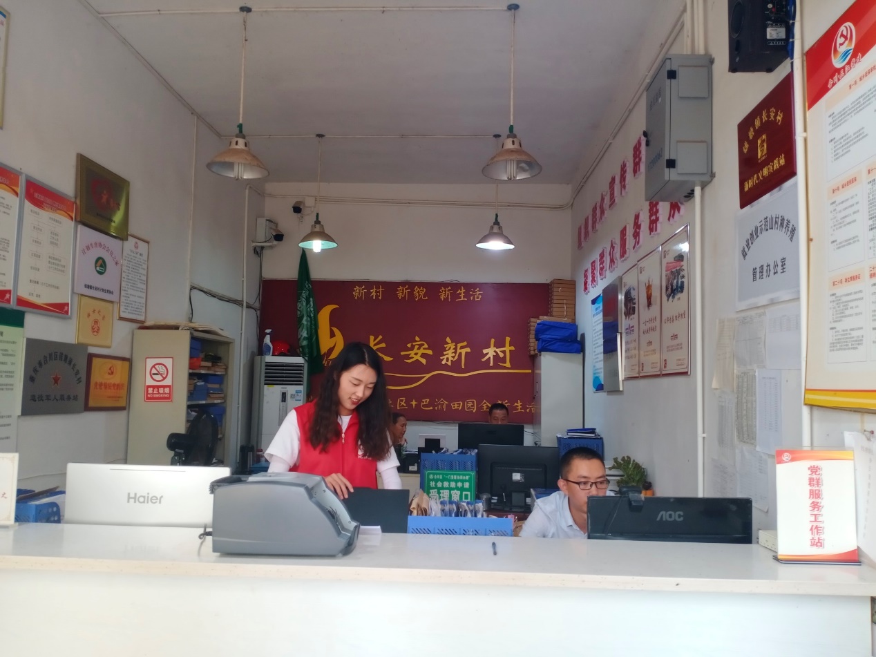 返乡大学生认真工作.jpg 返乡大学生认真工作.jpg